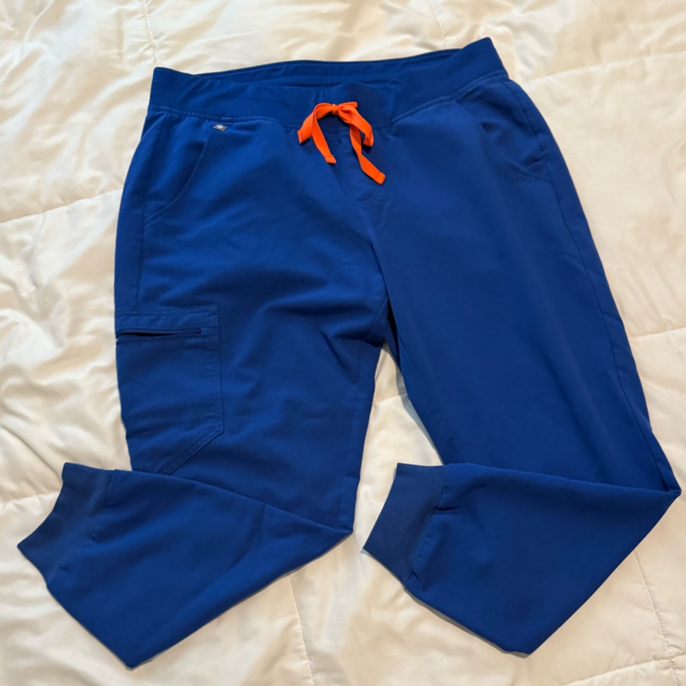 Figs Zamora Scrub Jogger in the color “winning blue”.